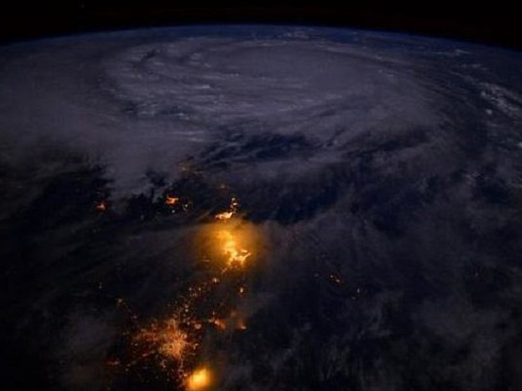 Астронавт ESA опубликовал снимок тайфуна Дэмри из космоса