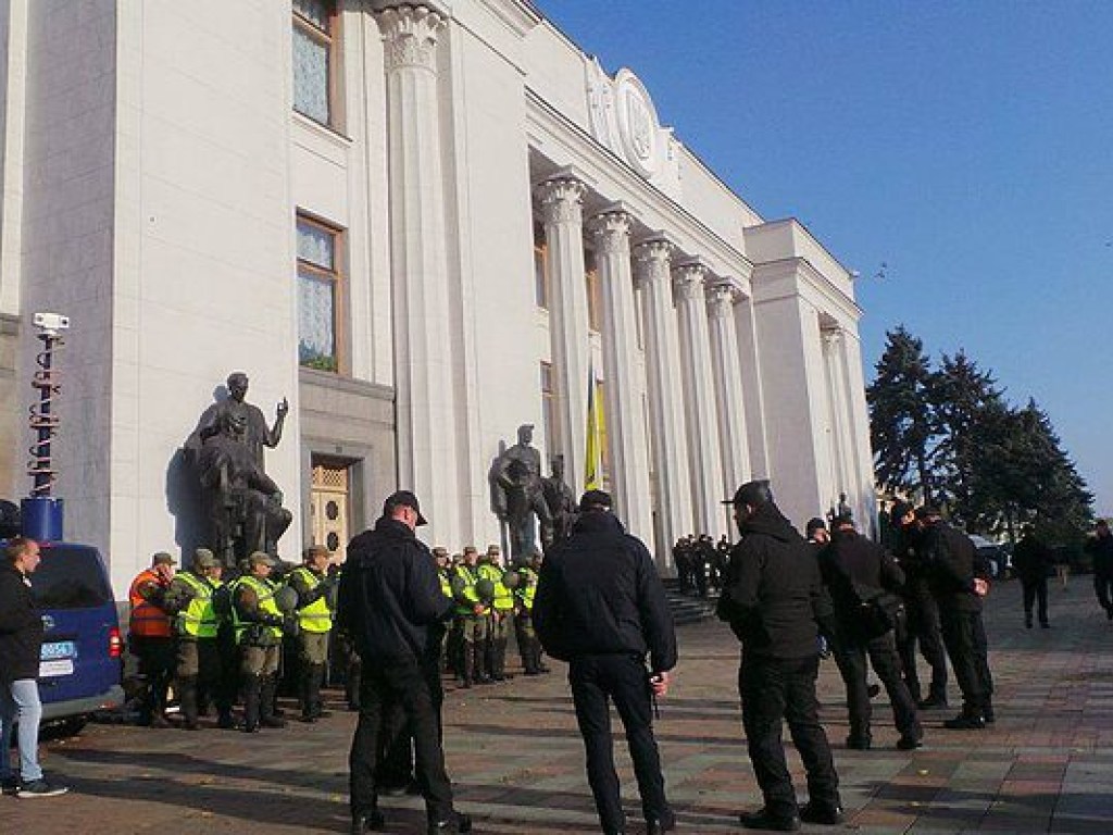 Митинг возле Рады: полиция начала проверять сумки у прохожих
