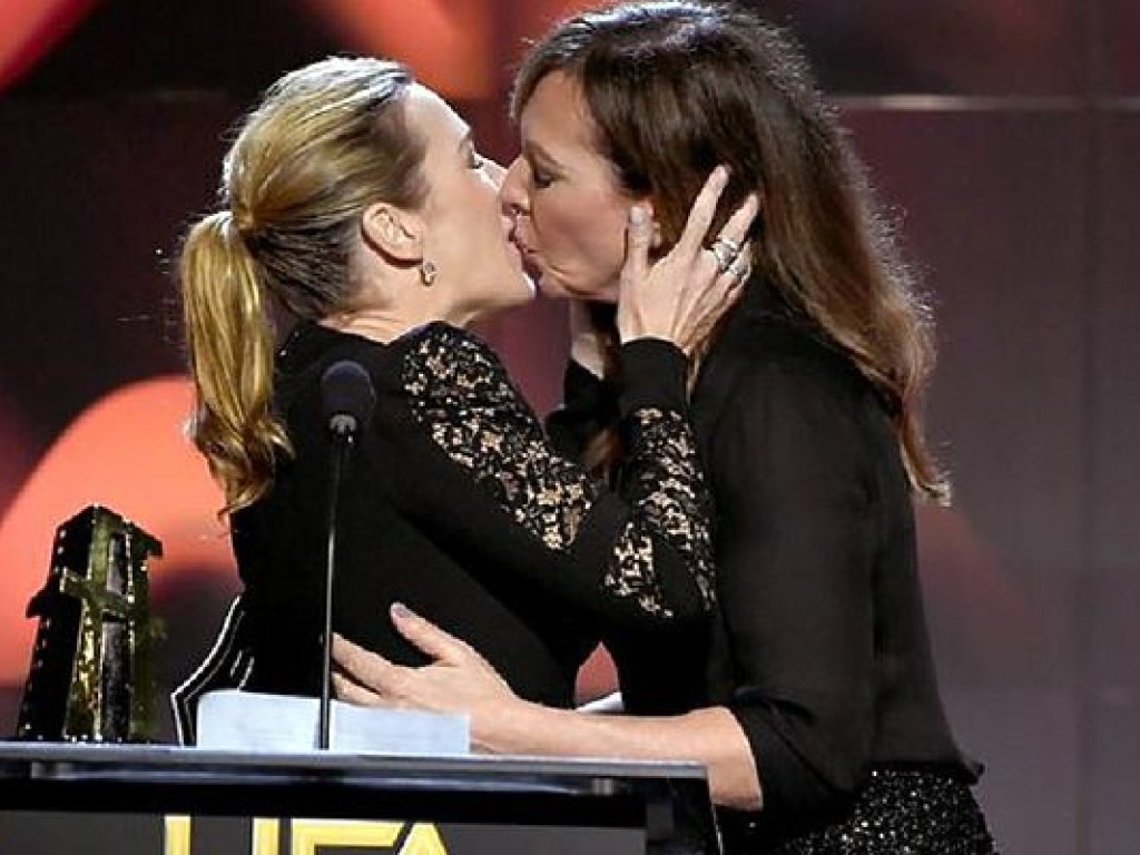 Кейт Уинслет и Эллисон Дженни страстно поцеловались на церемонии Hollywood (ВИДЕО)