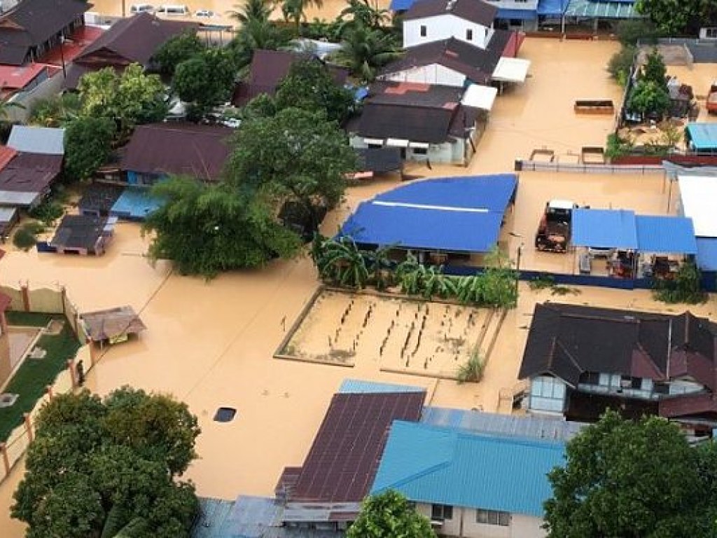 Наводнение накрыло Малайзию, эвакуировали более 10 тысяч человек