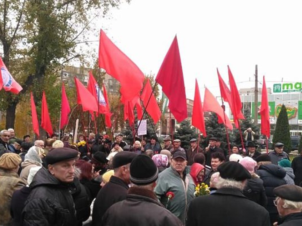 Жители Запорожья вышли на митинг в честь 100-летия Октябрьской революции, есть задержанные (ФОТО)