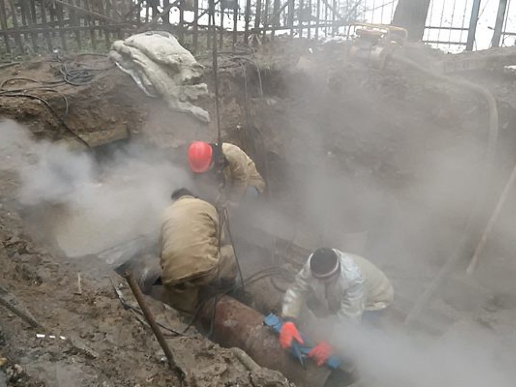 В Киеве более 100 домов остаются без отопления из-за аварий на теплосетях