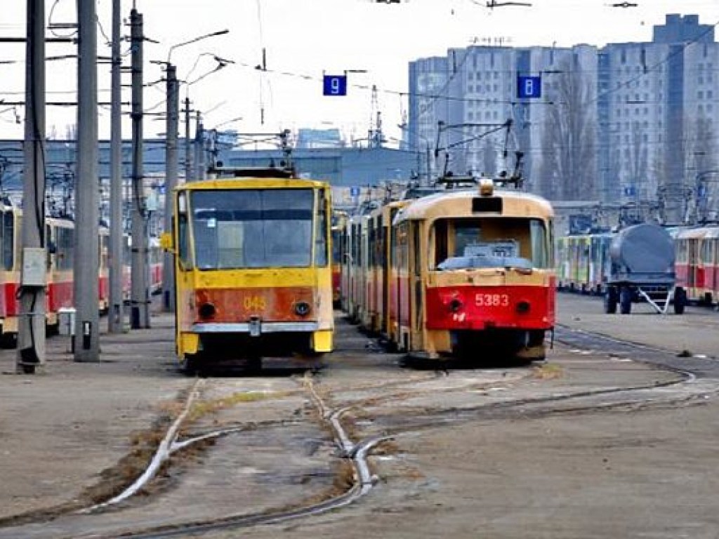В Киеве на Тростянецкой началась реконструкция трамвайных переездов