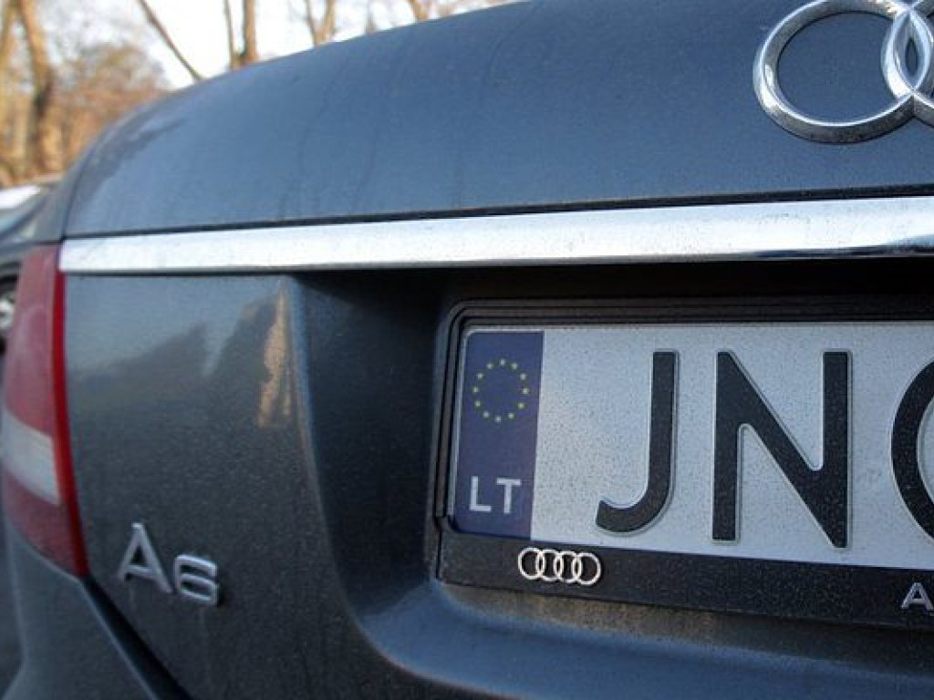 Литва проверяет законность ввоза в Украину авто на еврономерах