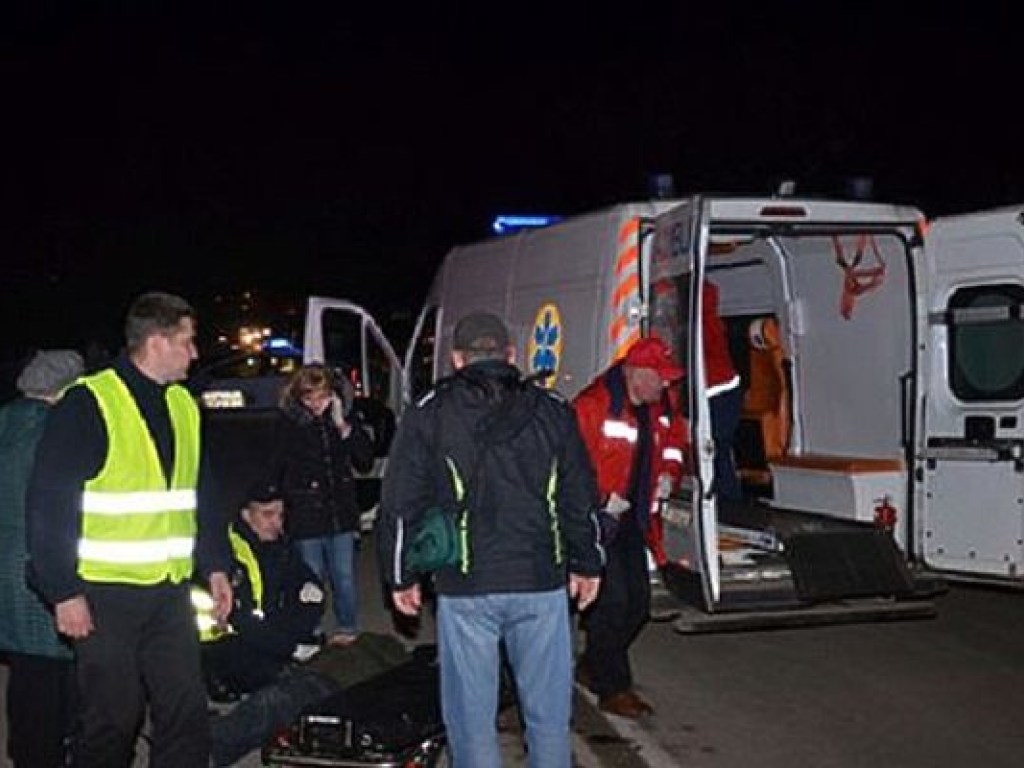 Возле Тернополя едва не линчевали водителя: лихач сбил на переходе трех человек (ФОТО)