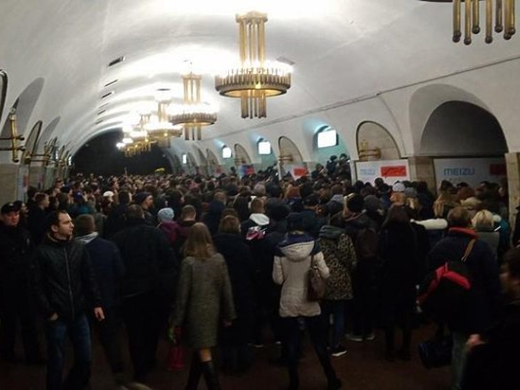 На центральных станциях метро Киева образовалась давка из-за лжеминирования (ФОТО)