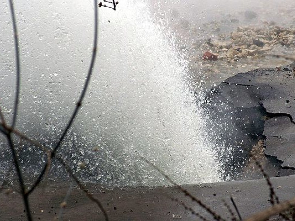 В Святошинском районе Киева прорвало трубу с горячей водой (ФОТО)