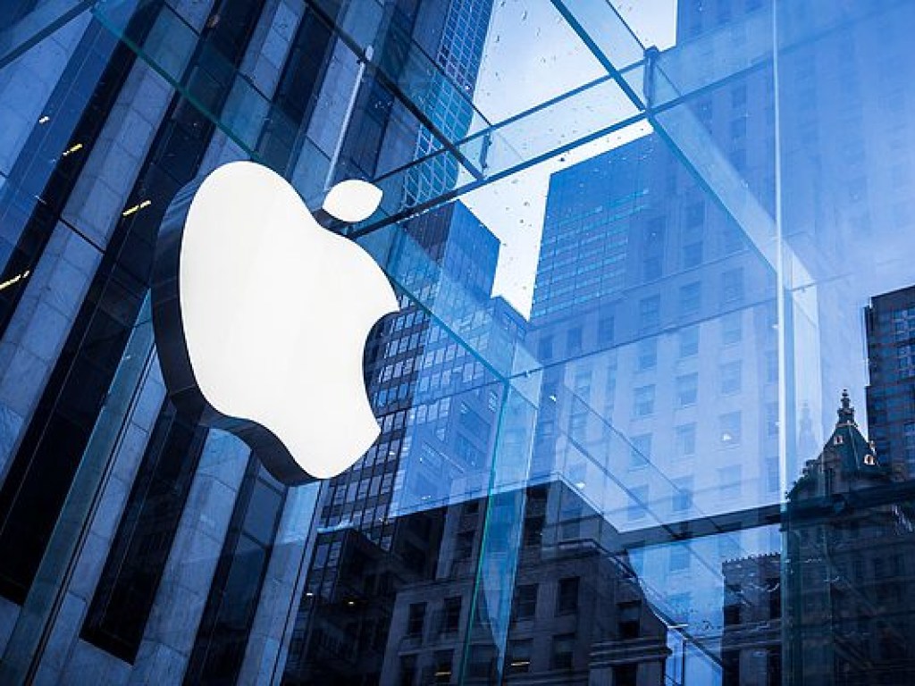 Компания Apple достигла уровня капитализации в 900 миллиардов долларов