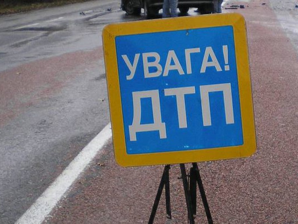 Под Харьковом 25-летний мужчина попал под колеса двух автомобилей (ФОТО)