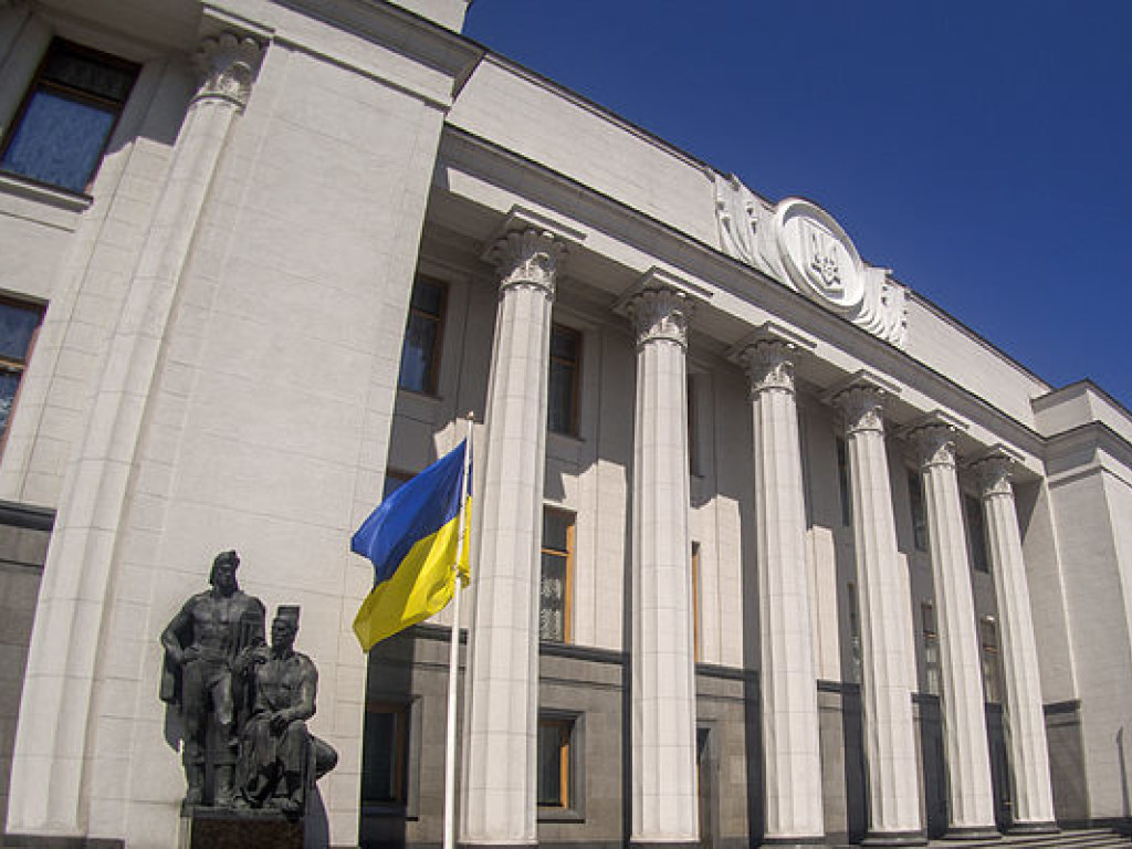 Рада вернула Порошенко право на единоличное назначение глав ОГА – депутат