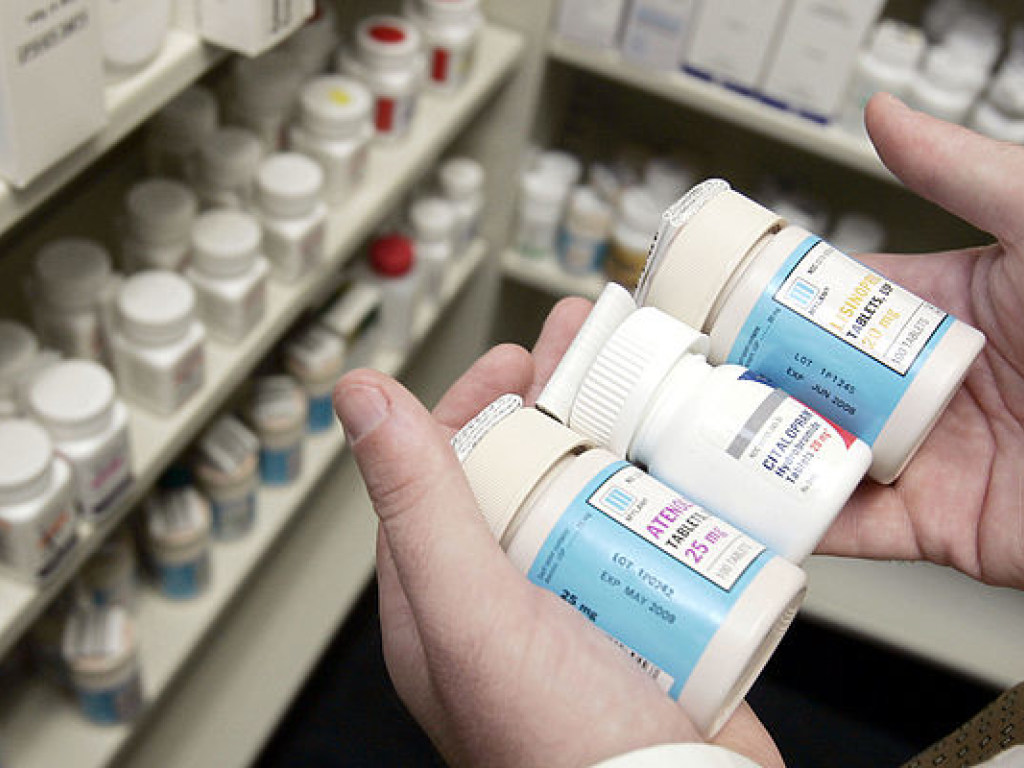 Ради 30% отката от производителя, аптекари навязывают людям дорогие лекарства &#8212; эксперт