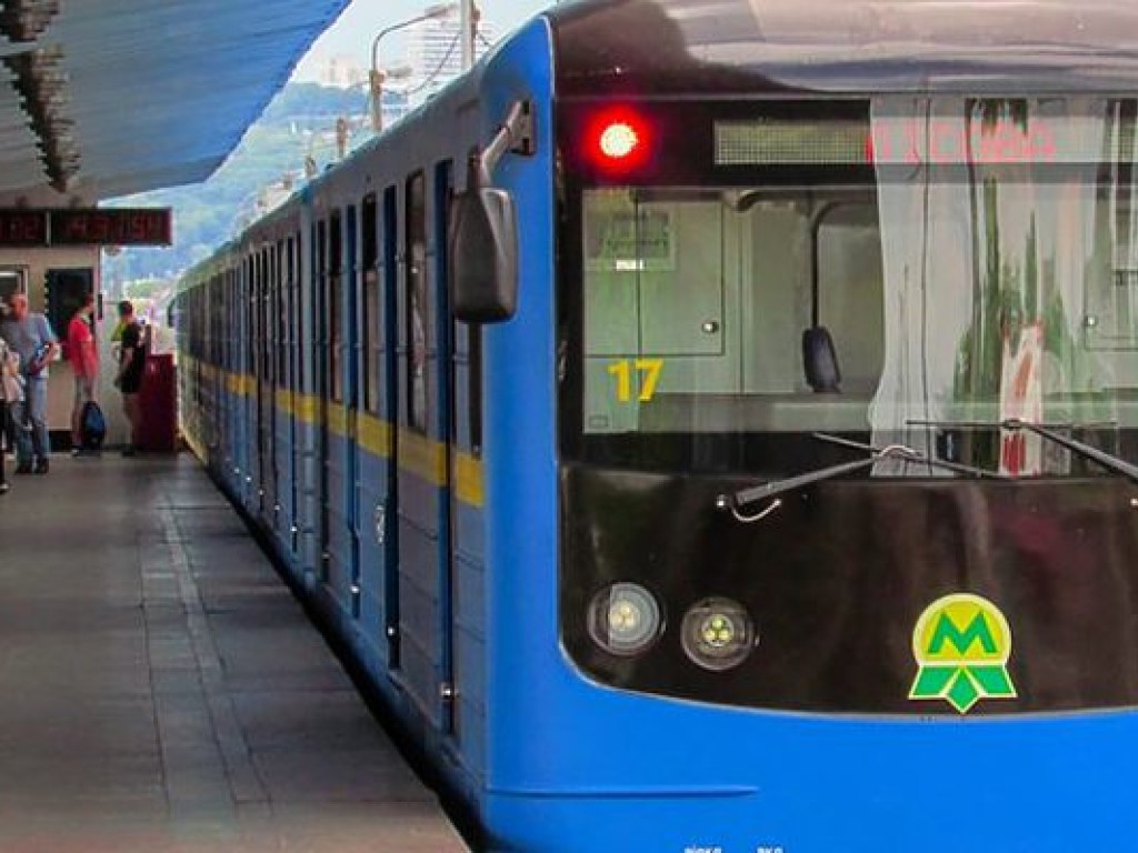 На станции метро «Дарница» мужчина бросился на рельсы и погиб