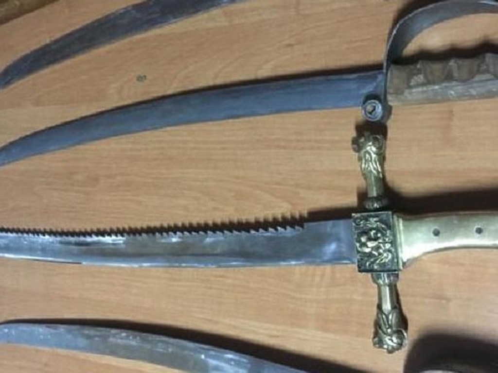 Гражданин РФ пытался вывезти из Украины старинное оружие (ФОТО)