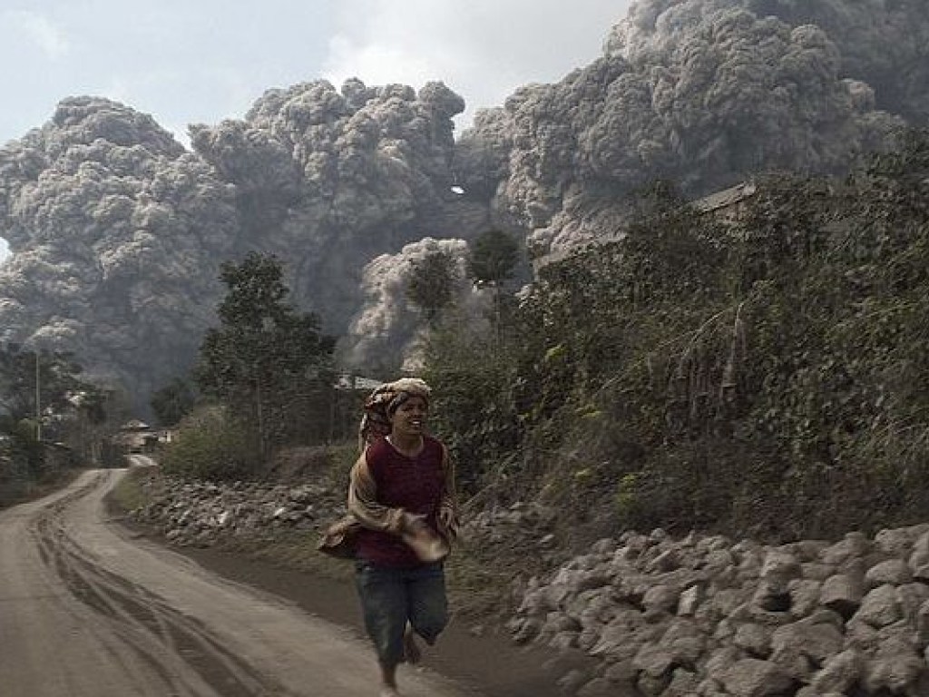 На острове Суматра произошло извержение вулкана