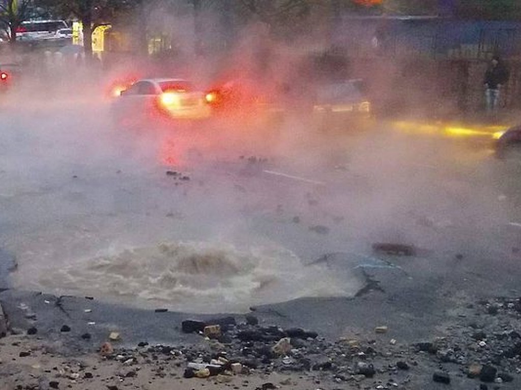 В Киеве прорвало теплотрассу: улицу заливает горячей водой (ВИДЕО)
