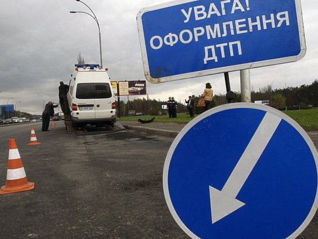 В Запорожской области автомобиль въехал в железобетонную опору, есть погибший