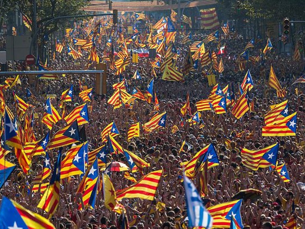 В Барселоне 750 тысяч человек вышли на акции протеста с требованием освободить чиновников Каталонии (ФОТО)