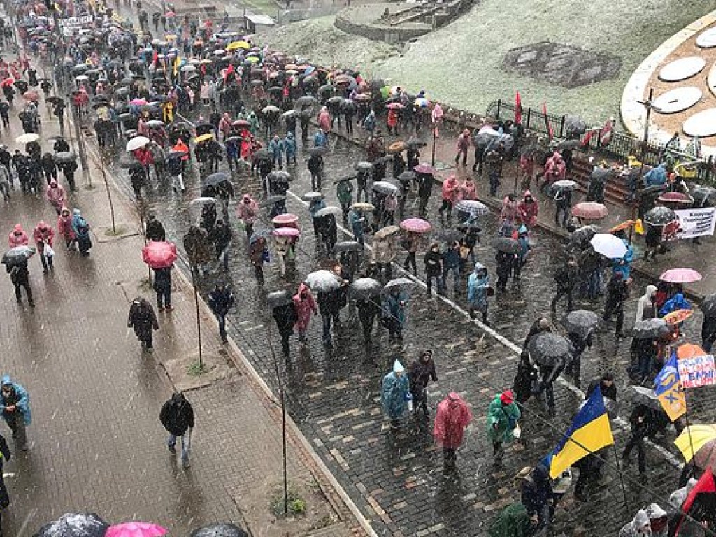 Сторонники Саакашвили прошли маршем по центру Киева (ФОТО, ВИДЕО)