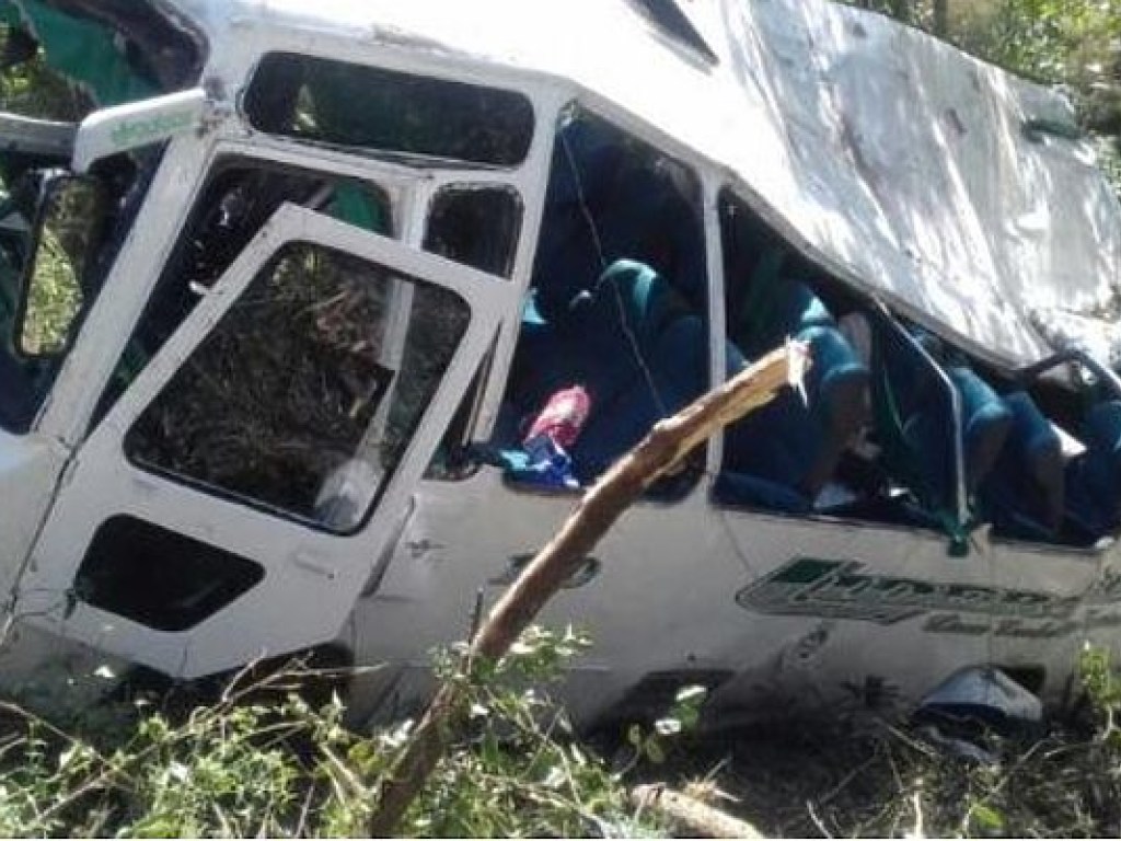 В Колумбии автобус с пассажирами сорвался в ущелье (ФОТО)