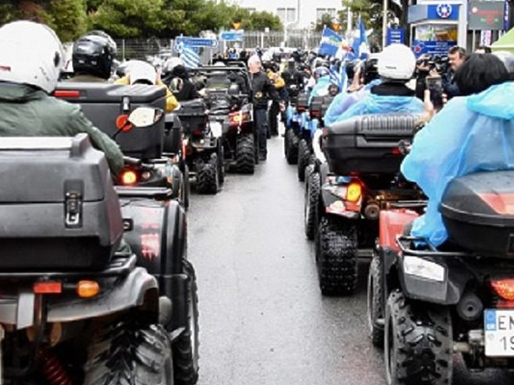 В Афинах владельцы квадроциклов заблокировали Минтранс в знак протеста (ФОТО)
