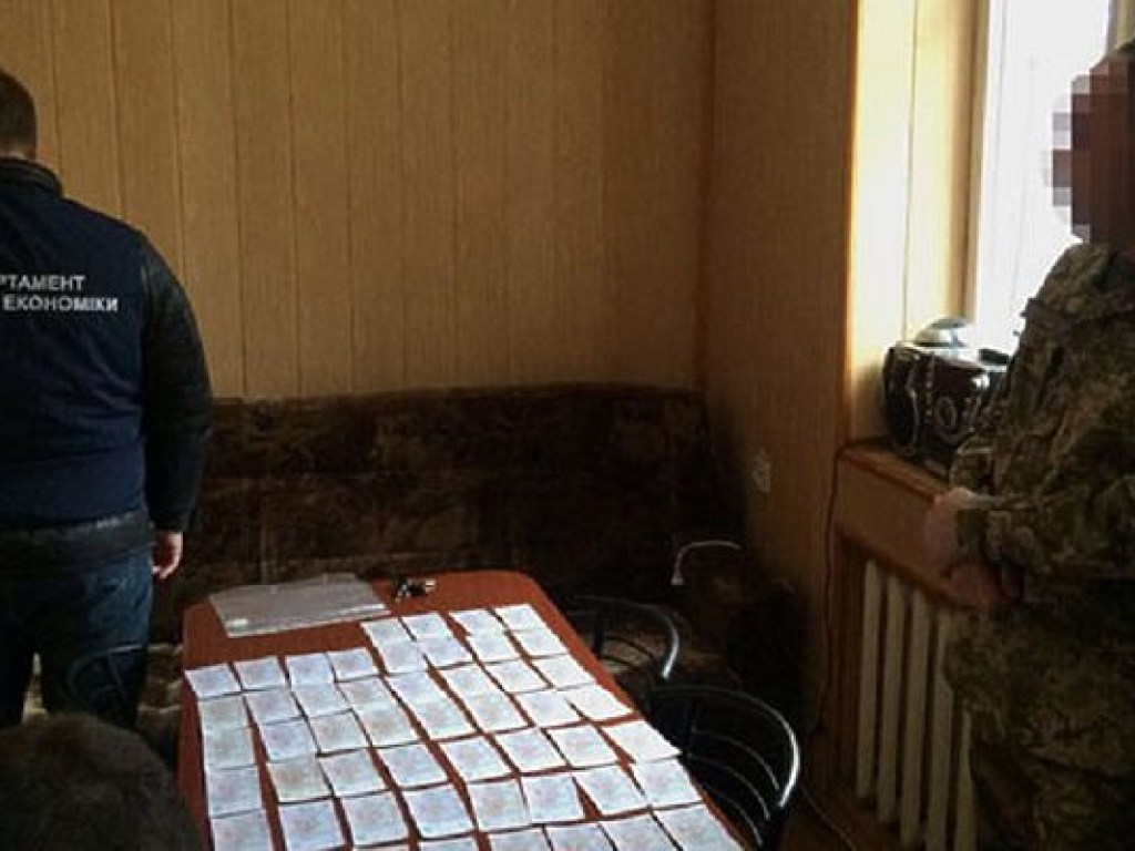 В Харькове на взятке задержали военного (ФОТО)