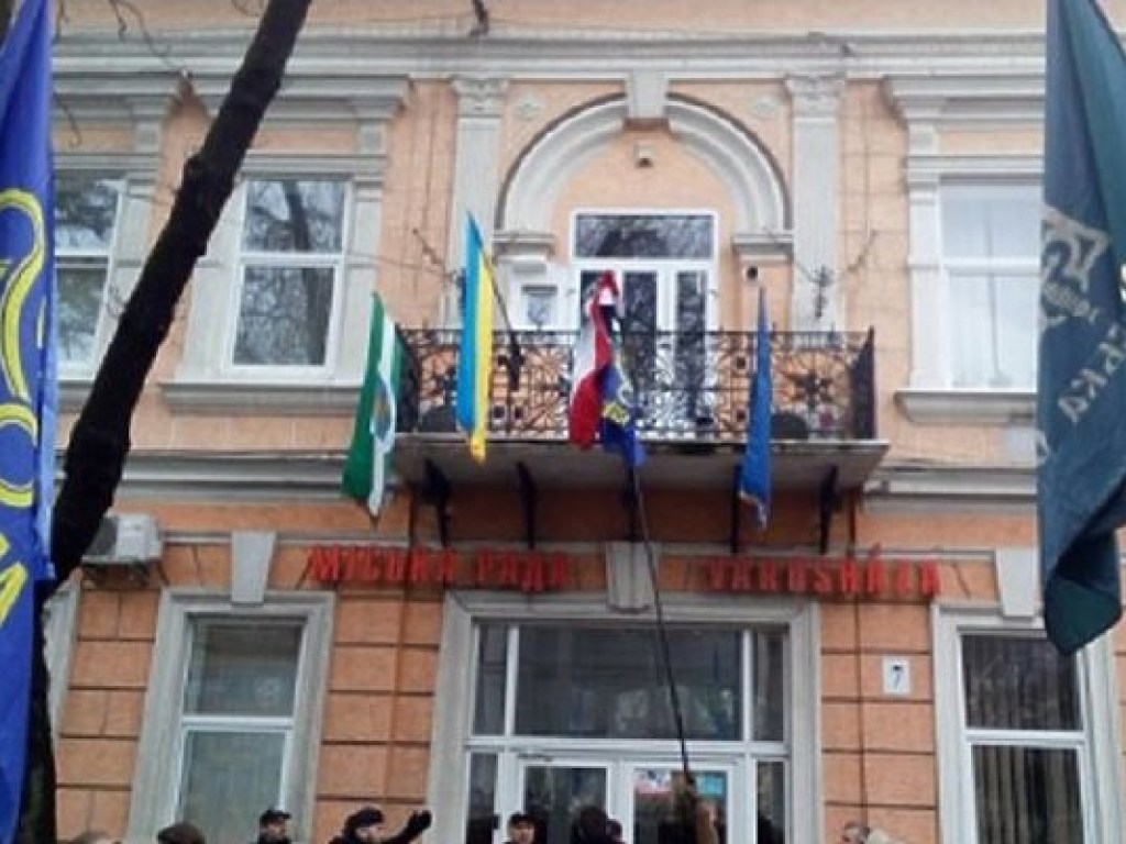 В Берегово сняли с мэрии флаг Венгрии, Будапешт потребовал от Украины расследования