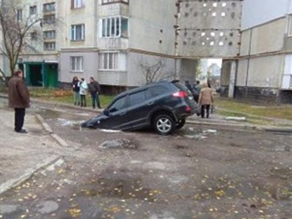 В Сумах автомобиль провалился под асфальт (ФОТО, ВИДЕО)