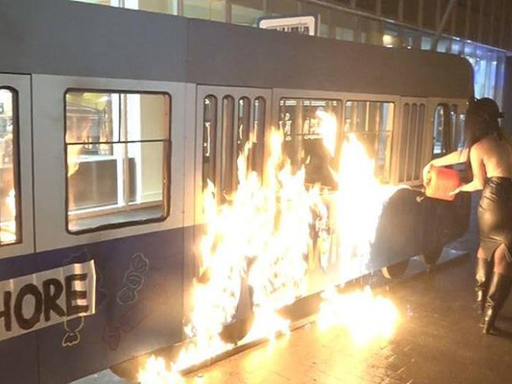 Активистка Femen подожгла картонный трамвай в Виннице возле магазина  Roshen   (ФОТО)