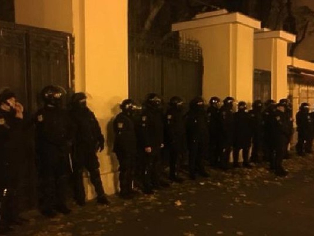 Под мэрией Одессы активисты протестуют против вырубки и застройки парка