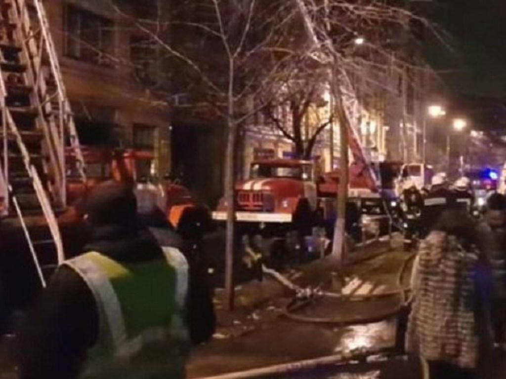 В Киеве в центре загорелся жилой дом (ВИДЕО)