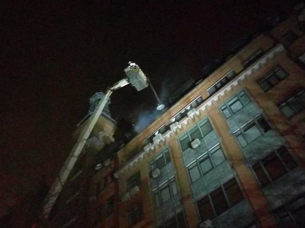 Ночью в многоэтажке в центре Киева произошел масштабный пожар (ФОТО)
