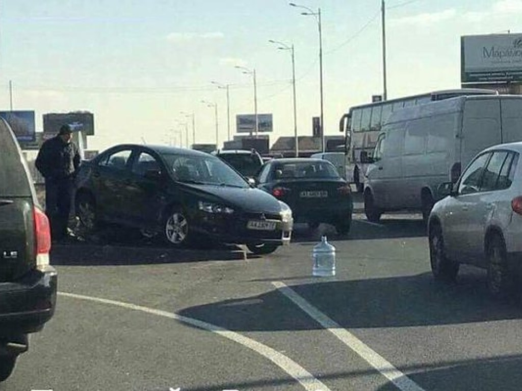 В Киеве после ДТП автомобиль развернулся и врезался в отбойник (ФОТО)