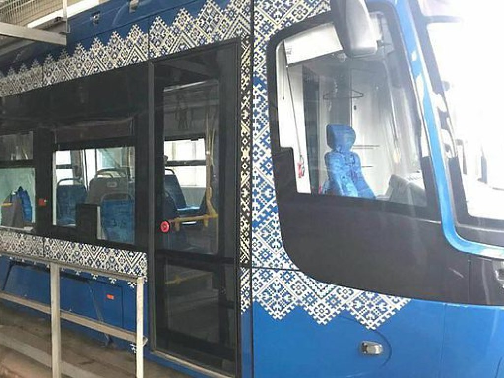 В Киеве неизвестный повредил новый трамвай PESA (ФОТО)