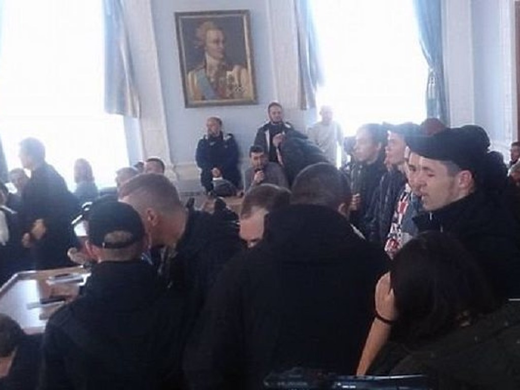 В горсовете Николаева произошли столкновения между полицией и активистами (ВИДЕО)