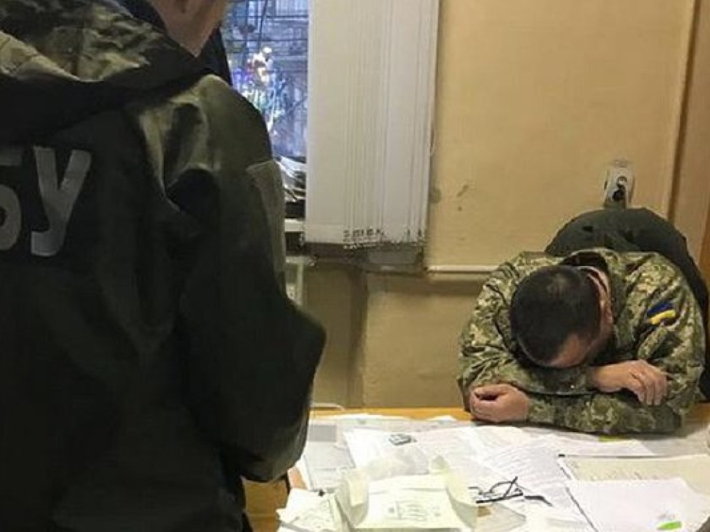 На Буковине СБУ  задержала на взятке заместителя военкома (ФОТО)