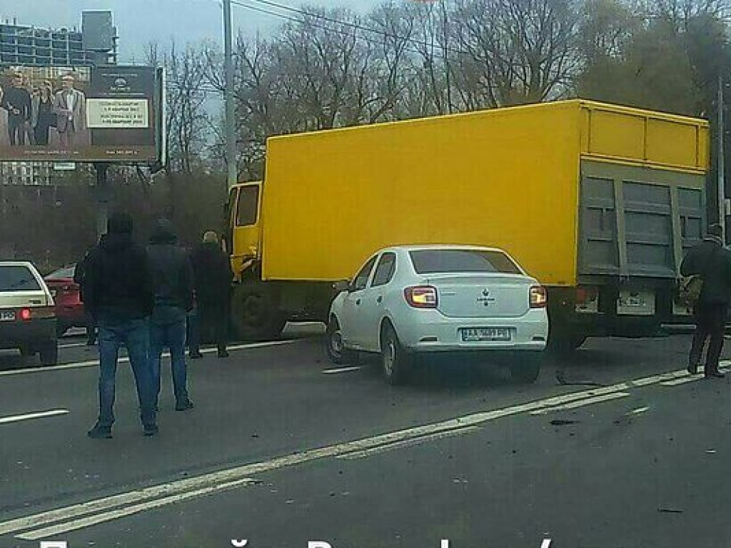 В Киеве фура на высокой скорости протаранила пять автомобилей, есть пострадавшие (ФОТО)