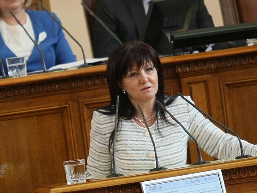 Парламент Болгарии возглавила женщина