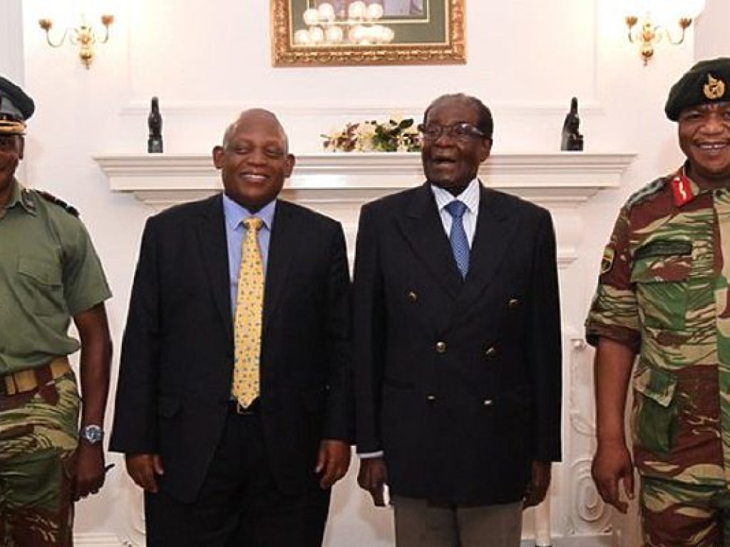 Появились первые фотографии президента Зимбабве Роберта Мугабе после военного переворота