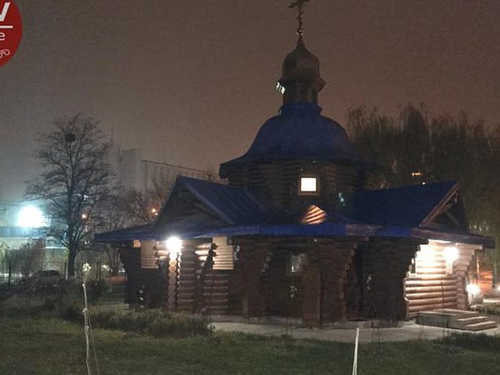 Ночью на столичном Голосеево мужчина вынес из церкви иконы и украшения (ФОТО)