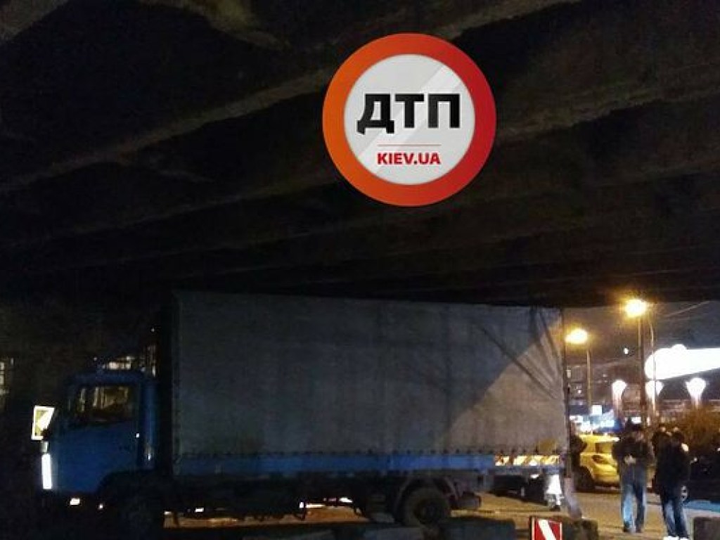Мост устал: Фургон застрял под путепроводом в районе столичной Шулявки (ФОТО)