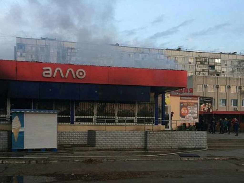 В Энергодаре горел торговый комплекс (ФОТО, ВИДЕО)
