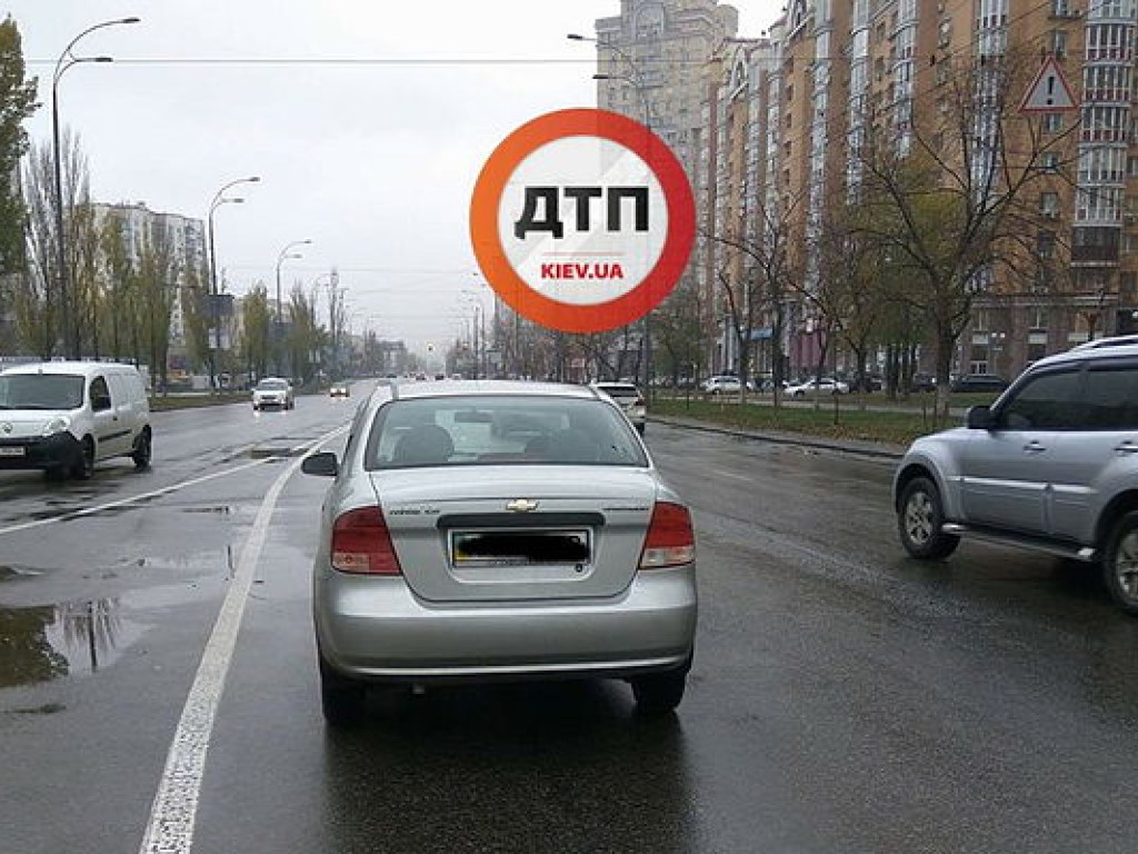 ДТП в Киеве: в районе Московского моста Chevrolet сбил девушку (фОТО)