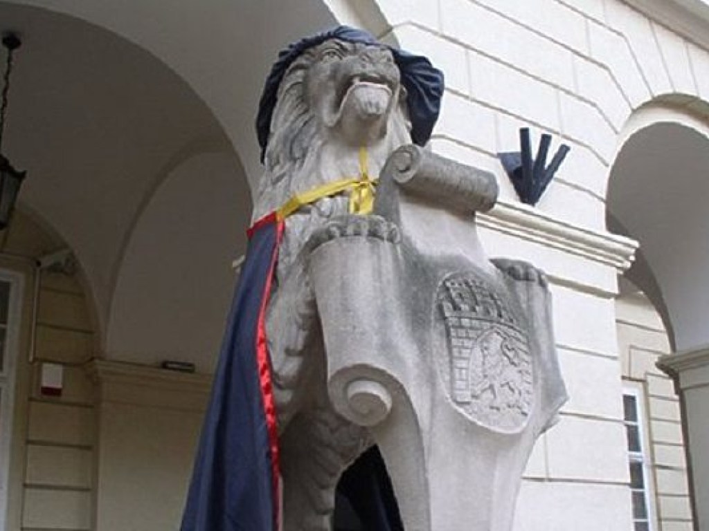 Во Львове одели статуи львов в мантии ко дню студента (ФОТО)