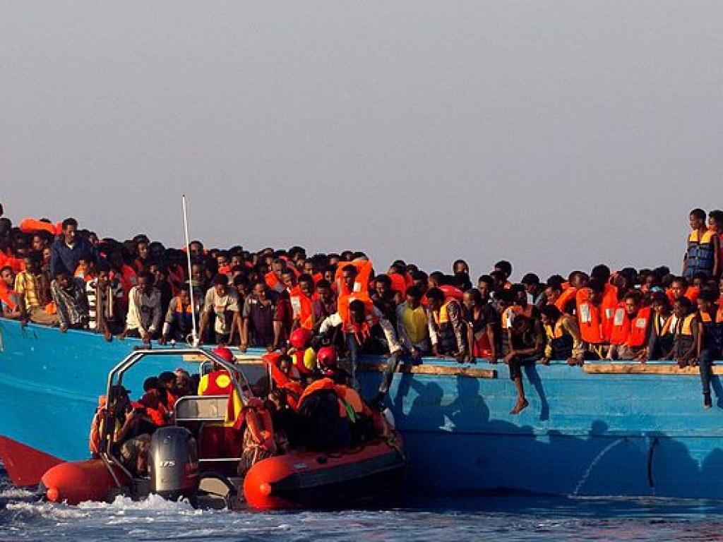 Возле берегов Испании за сутки спасли около 600 беженцев