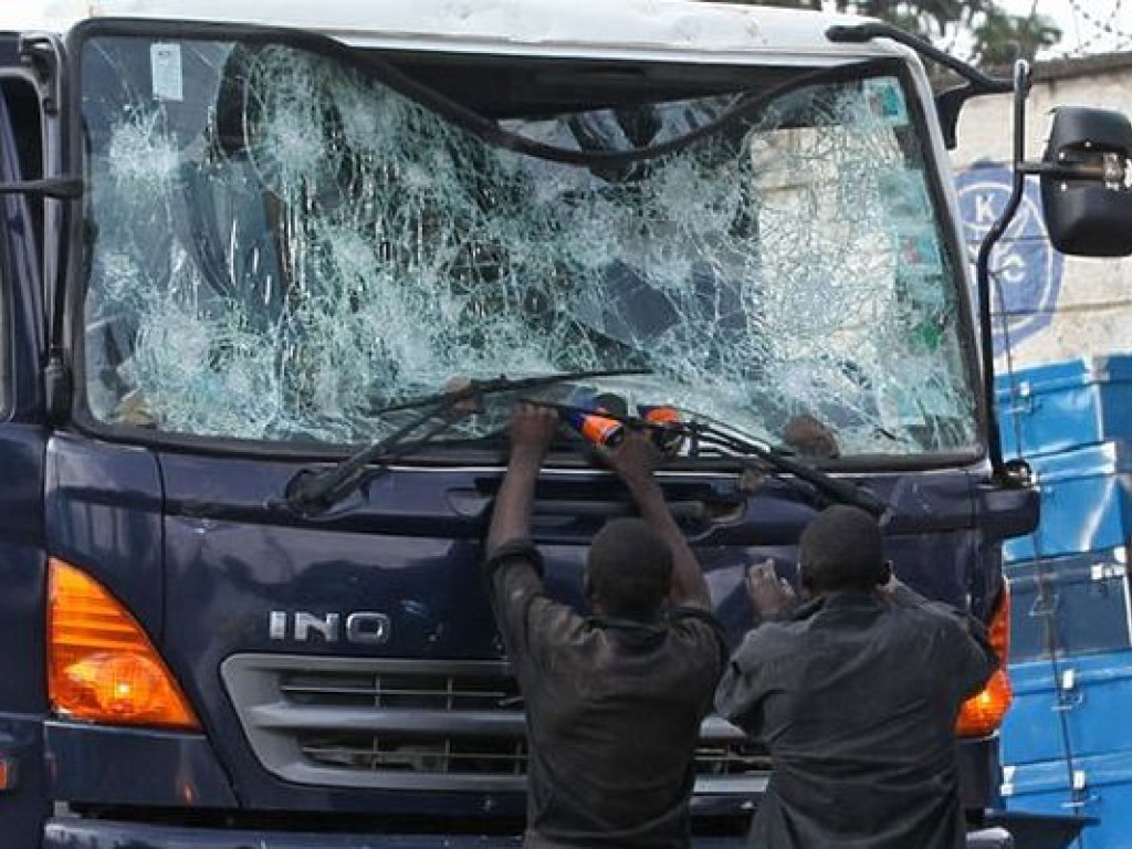 В Кении в результате ДТП с маршруткой погибли 12 человек (ВИДЕО)
