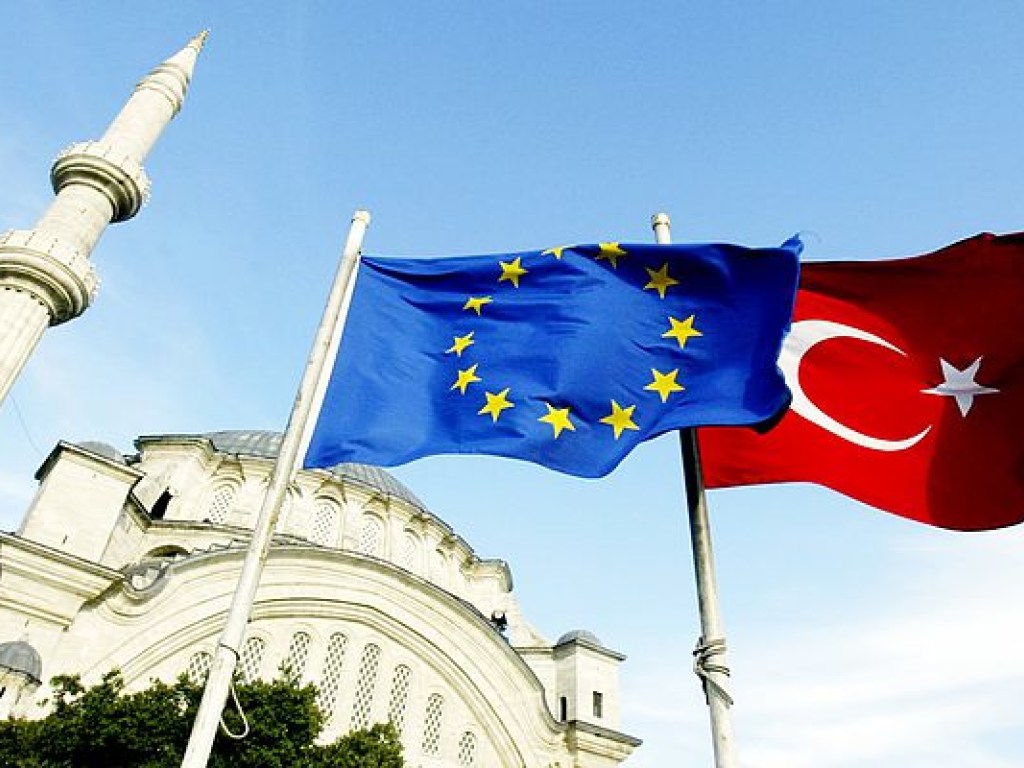 ЕС принял решение сократить финансовую помощь Турции