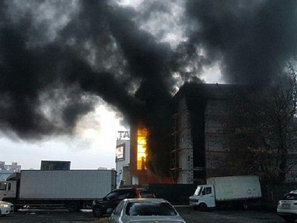 Торговый центр горит в Киеве (ФОТО)