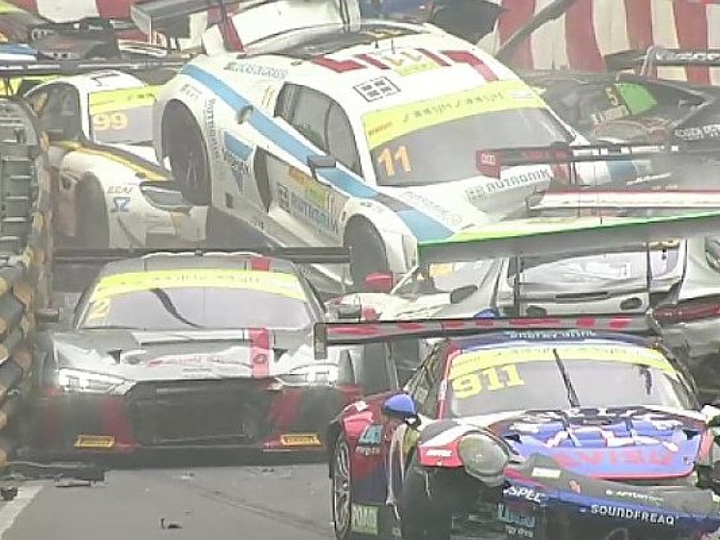 Во время престижного авторалли в Макао произошло массовое ДТП с участием 16 спорткаров (ФОТО, ВИДЕО)