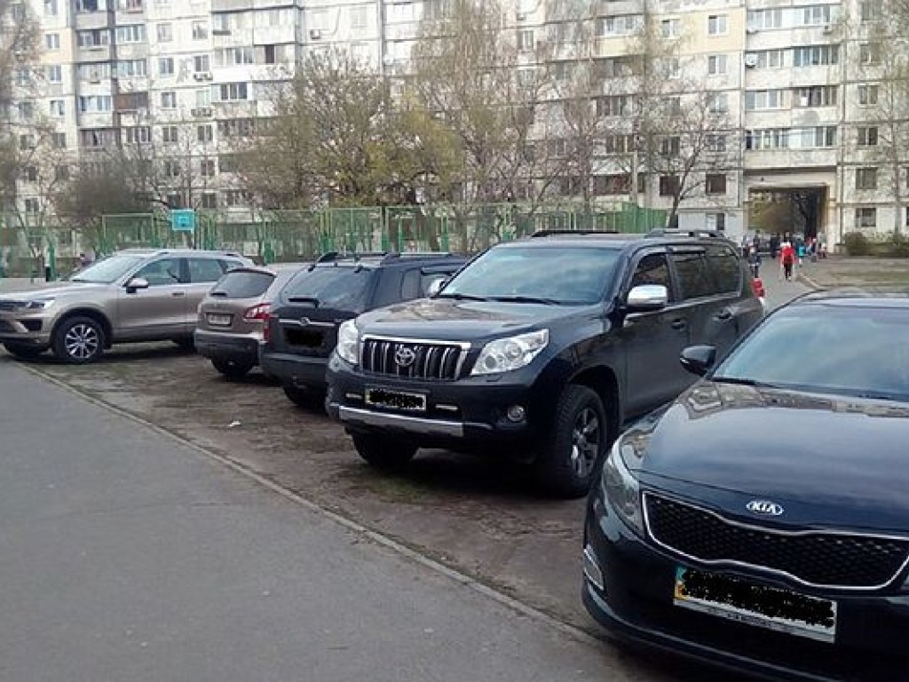 В Голосеевском районе Киева водители иномарок игнорируют дорожные знаки и ездят по пешеходной дорожке рядом со школьниками (ФОТО)