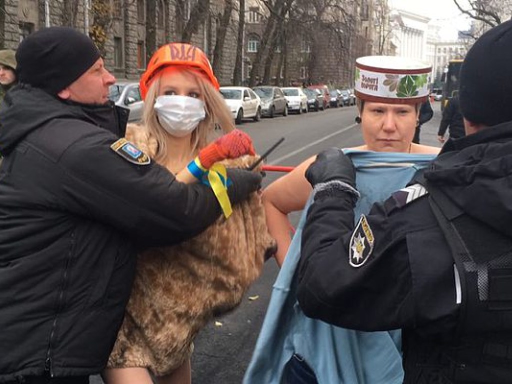 Активистки Femen устроили очередной «голый» протест под администрацией президента (ФОТО)